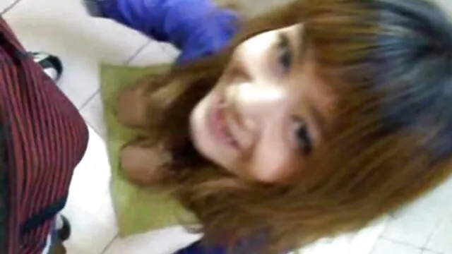 魅力的な女の子は熱心にすべての穴で蹴ります 無料 av シュガール