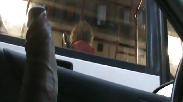 私は公園のベンチに座って、私の足の下でおしっこをしました 女の子 の ため 無料 動画