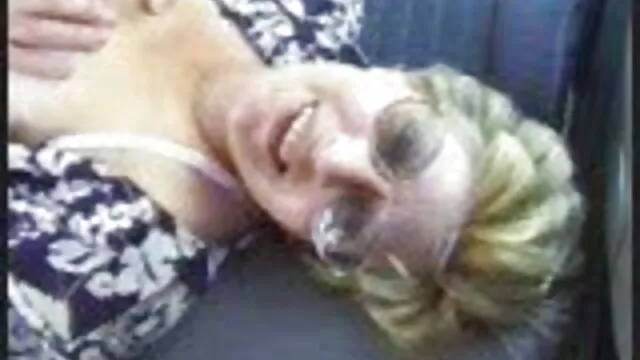 二つの肛門の友人を与えた華やかな金髪 女性 av サンプル