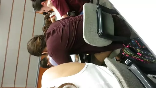 舌に餌を与え、精子の噴出を刺激する エッチ 無料 動画 女性