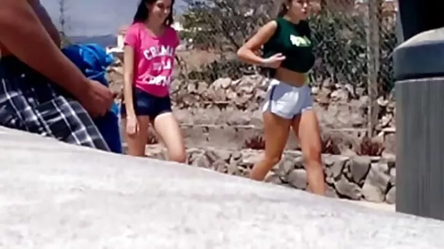 私の魅力は近くにあります 女性 アダルト 外人