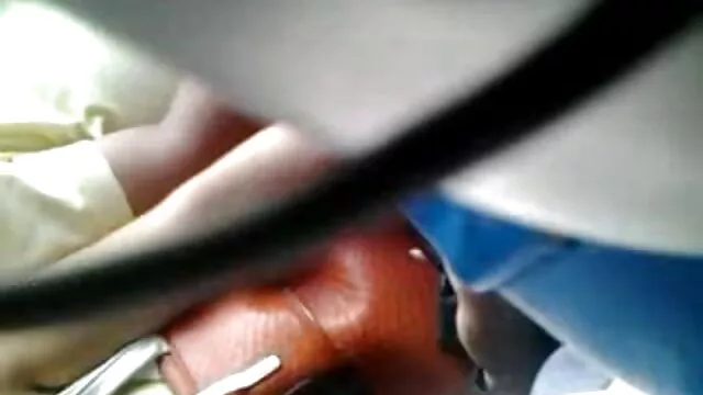 通りの女の子は自分の足を示しています エロ 動画 無料 一徹