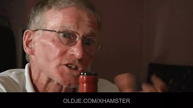 金髪の商品を食べる 女性 動画 鈴木 一徹