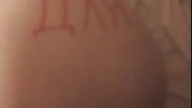 その鶏はフェンスに座って排尿するのは難しいようです エロ 画像 女子 向け