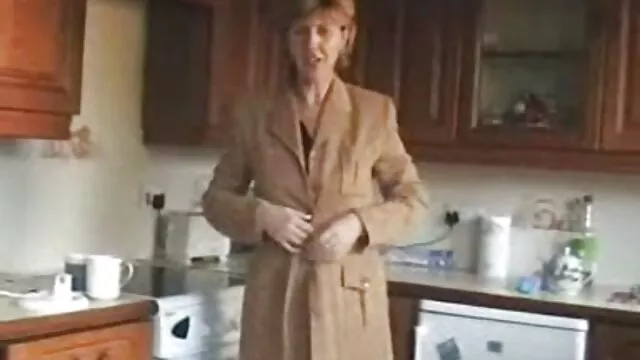 細身の女の子は川のほとりで実証しています 女子 向け h 動画